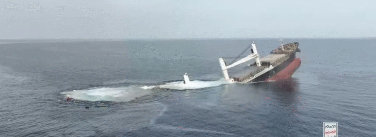 החות׳ים מסלימים את התקיפות בים האדום: טיבעו אניית סוחר נוספת