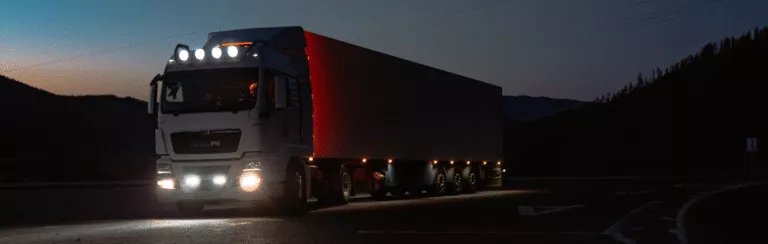 שינוע מטענים יבשתיים: יתרונות, אתגרים ומה חשוב לבדוק